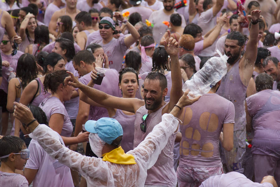 Fotos: Celebración de la guerra con vino en Toro