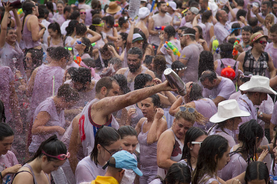 Fotos: Celebración de la guerra con vino en Toro