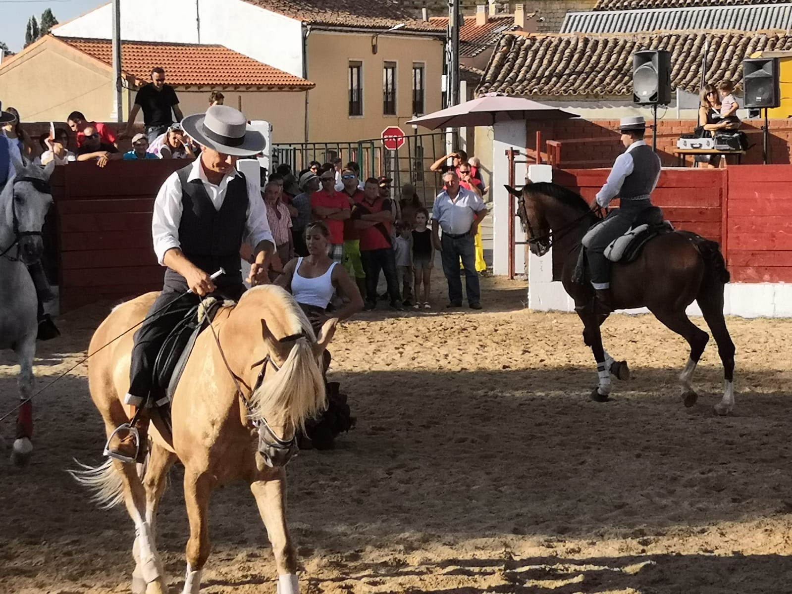 La localidad ha celebrado una exhibición ecuestre solidaria y recaudó 1.587 euros para investigación sobre la enfermedad AME