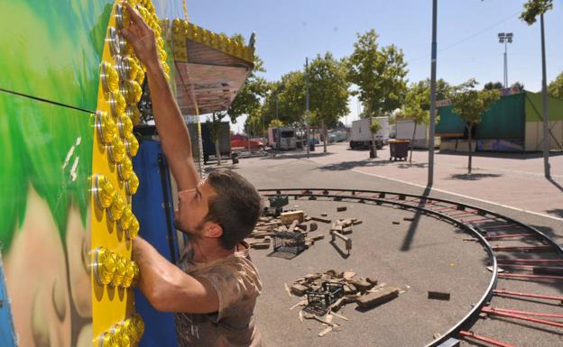 La noria vuelve este año a los carruseles del Real de la Feria
