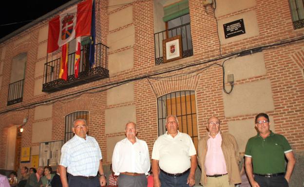 Los cinco alcalde de Santiuste de San Juan Bautista de la época democrática, ante la nueva bandera y el escudo