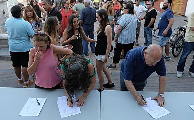 Vecinos de Viana firman un escrito en el que reclaman mayor seguidad durante las fiestas de la localidad.
