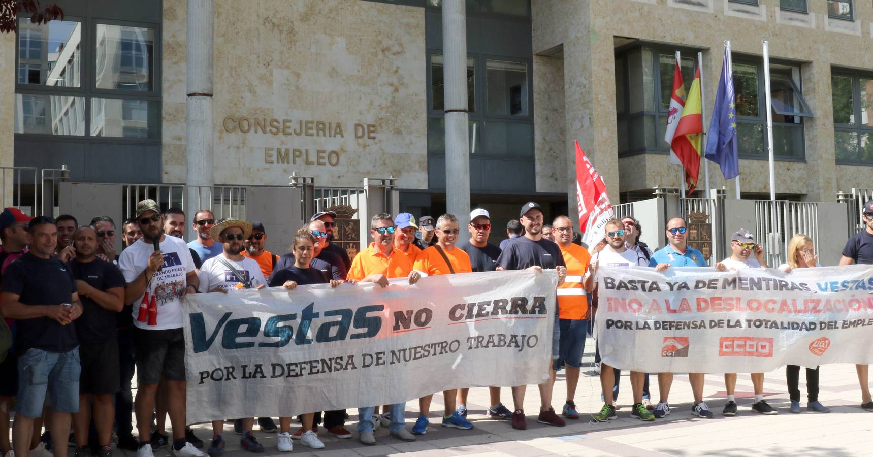 La ministra de Industria Reyes Maroto se suma a la reunión de Juan Vicente Herrera con el comité de empresa tras el anuncio del cese total de la actividad