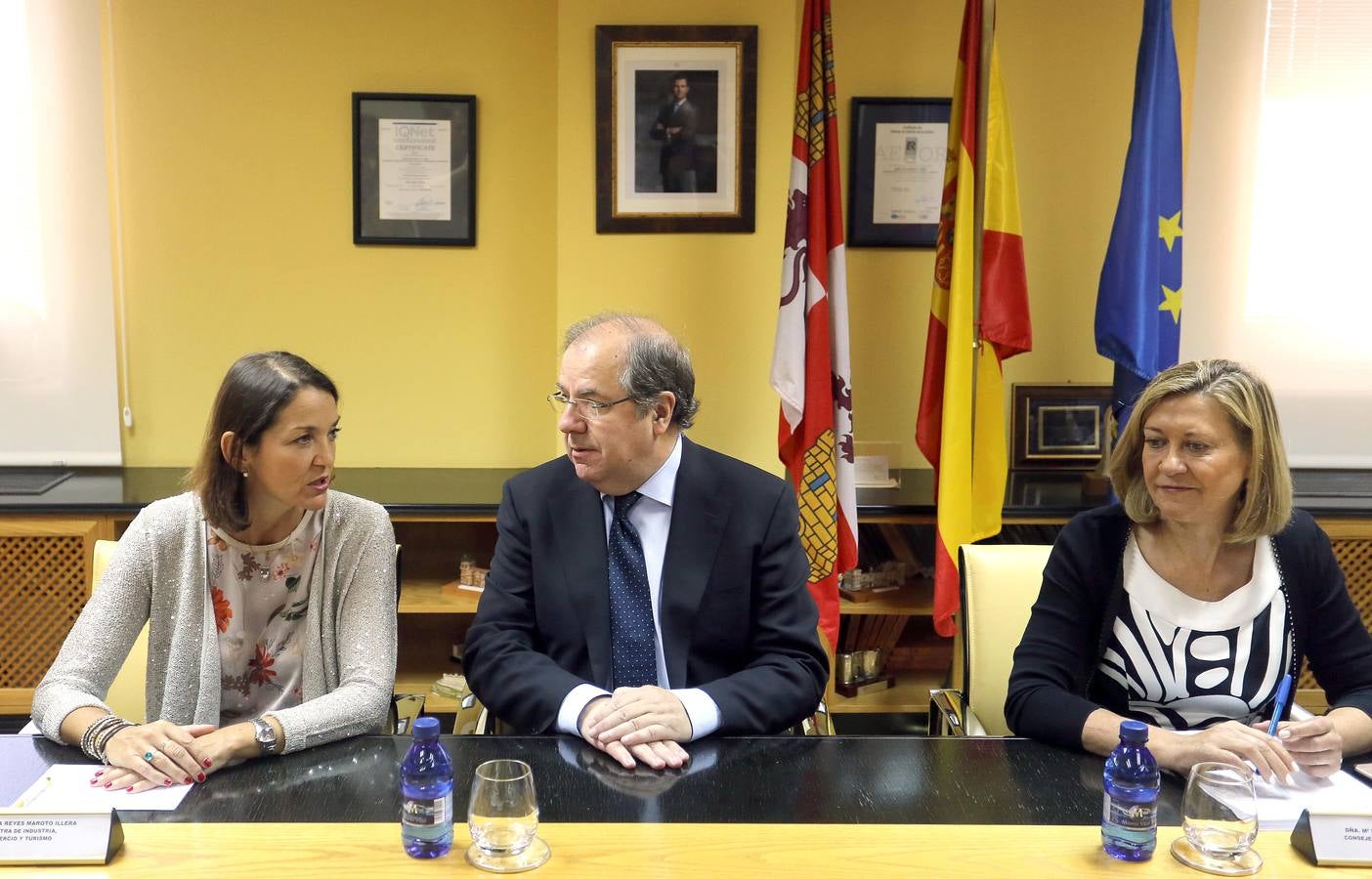 La ministra de Industria Reyes Maroto se suma a la reunión de Juan Vicente Herrera con el comité de empresa tras el anuncio del cese total de la actividad