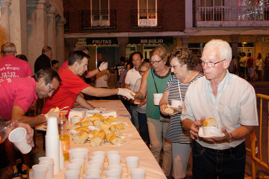 Con una degustación de carne de novillo en la plaza de la Constitución, la localidad despedía ayer sus fiestas