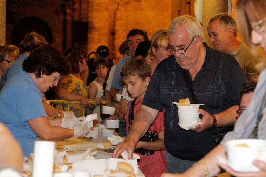 Con una degustación de carne de novillo en la plaza de la Constitución, la localidad despedía ayer sus fiestas