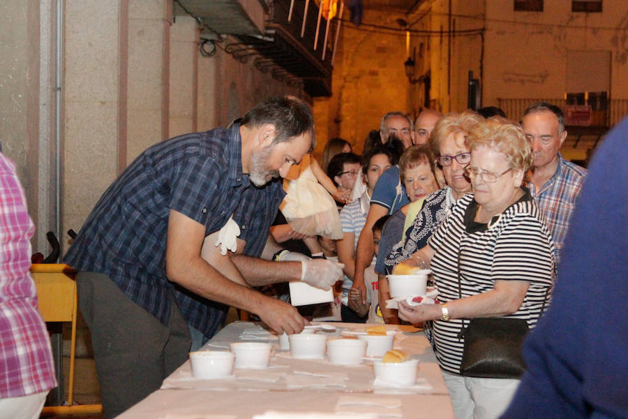 Con una degustación de carne de novillo en la plaza de la Constitución, la localidad despedía ayer sus fiestas