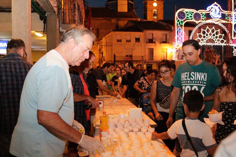 Con una degustación de carne de novillo en la plaza de la Constitución, la localidad despedía ayer sus fiestas