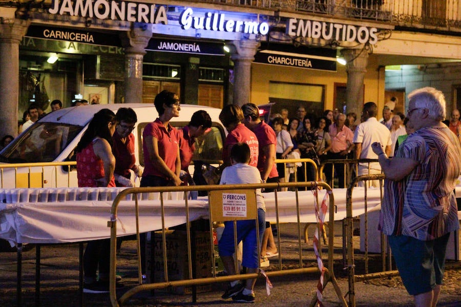 Con una degustación de carne de novillo en la plaza de la Constitución, la localidad despedía ayer sus fiestas