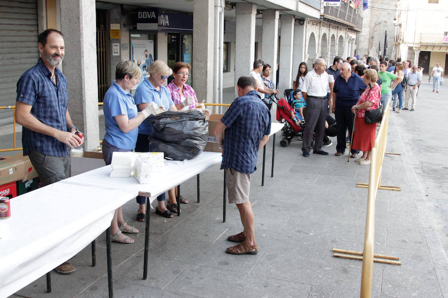 Con una degustación de carne de novillo en la plaza de la Constitución, la localidad despedía ayer sus fiestas