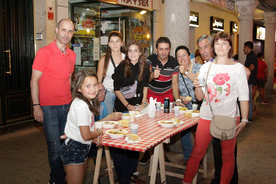 Con una degustación de carne de novillo en la plaza de la Constitución, la localidad despedía ayer sus fiestas