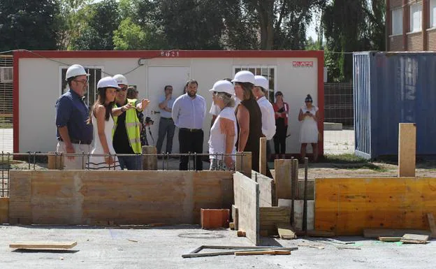 El consejero de Educación visita las obras del colegio Castilla y León de Aguilar.