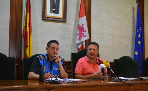 El concejal de Deportes y el responsable de la Policía Local, durante la presentación del dispositivo.