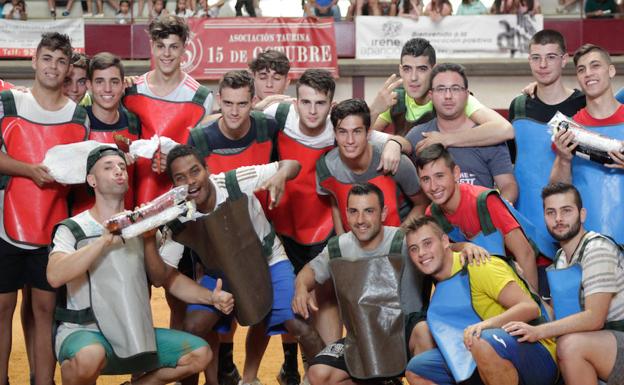 Los ganadores del Gran Prix de Peñas celebrado ayer en Alba de Tormes, con sus premios. 