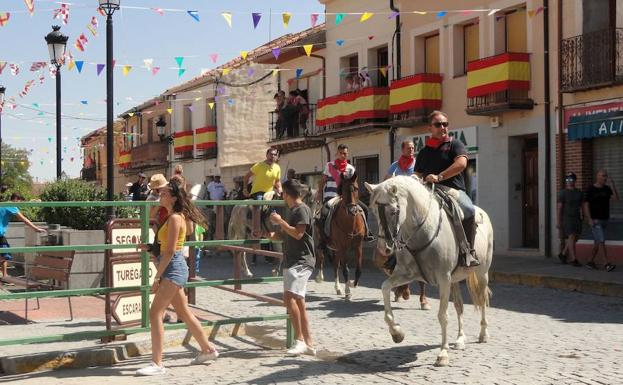 Caballistas en las calles de Cantimpalos después del encierro campero. 