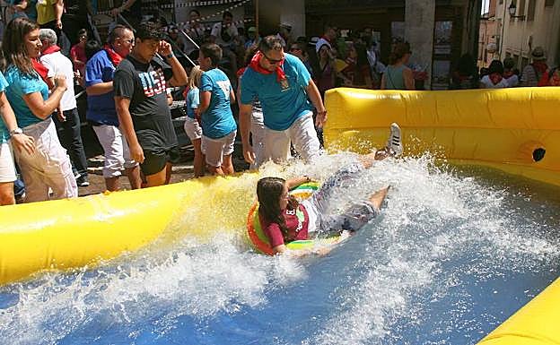 El descenso por el tobogán de la calle San pedro termina con un buen chapuzón. 