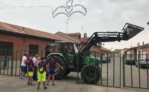 Momento en el que se colocaba el tractor.