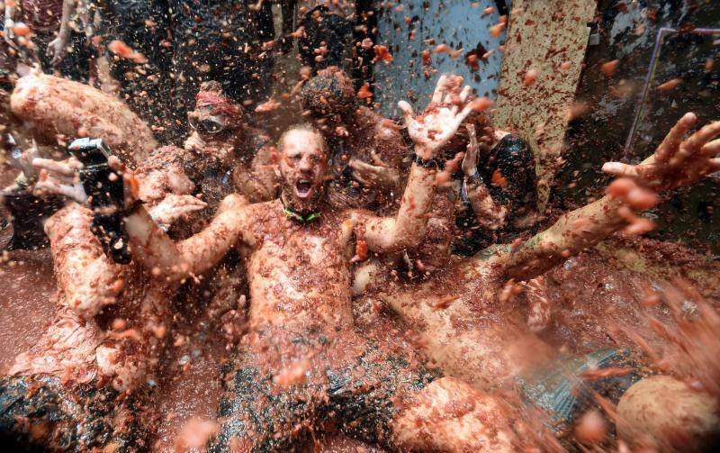 Unas 20.000 personas han lanzado 145.000 kilos de tomate en las fiestas de la localidad valenciana.