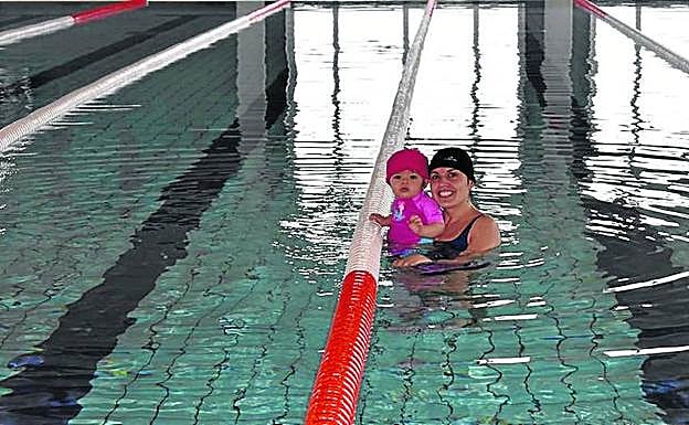 Los bebés pueden comenzar las clases de natación desde los 6 meses. 