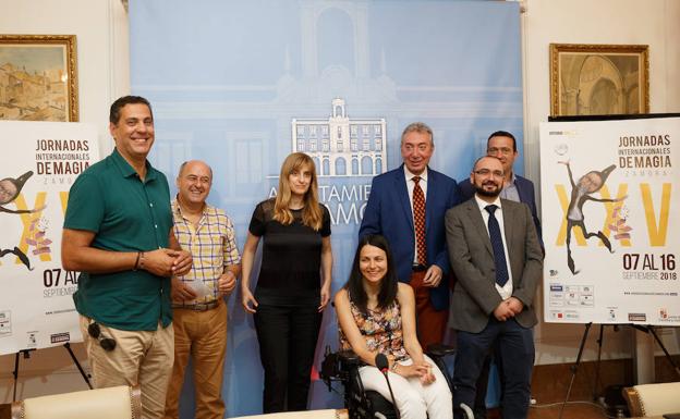 La directora de Políticas Culturales, Mar Sancho (en el centro, de negro) junto con el Coordinador de las Jornadas, Paulino Gil (a su izquierda), y otros representantes políticos y de entidades colaboradoras. 