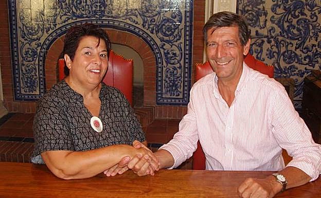 Clara Luquero, alcaldesa de Segovia, junto a Rafael Cantalejo, director de la Real Academia de Historia y Arte de San Quirce
