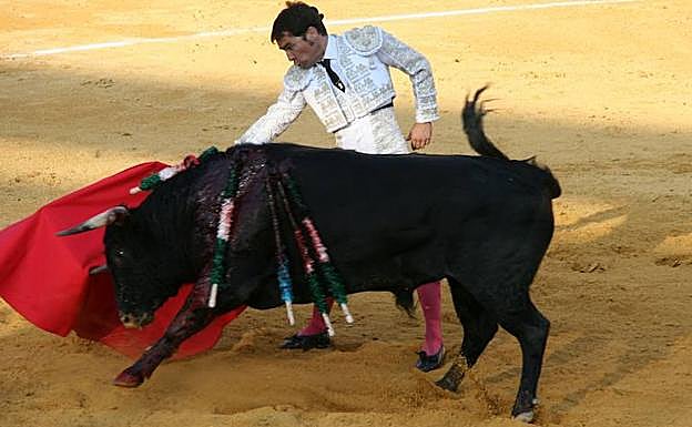 El cuellarano Javier Herrero, en una de sus faenas.
