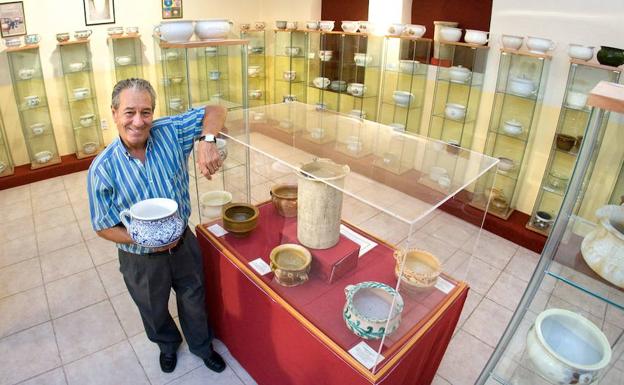 Jose María del Arco Ortiz, director del Museo del Orinal, posa junto a una pieza de su colección. 