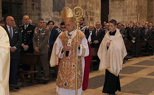 El cardenal Ricardo Blázquez antes de oficiar la misa en la Catedral por San Pedro Regalado.