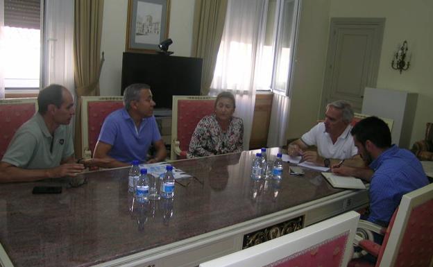 El subdelegado del Gobierno en Palencia, Ángel Domingo Miguel, durante la reunión mantenida con la Asociación de defensa de la zona de recreo de Villoldo. 