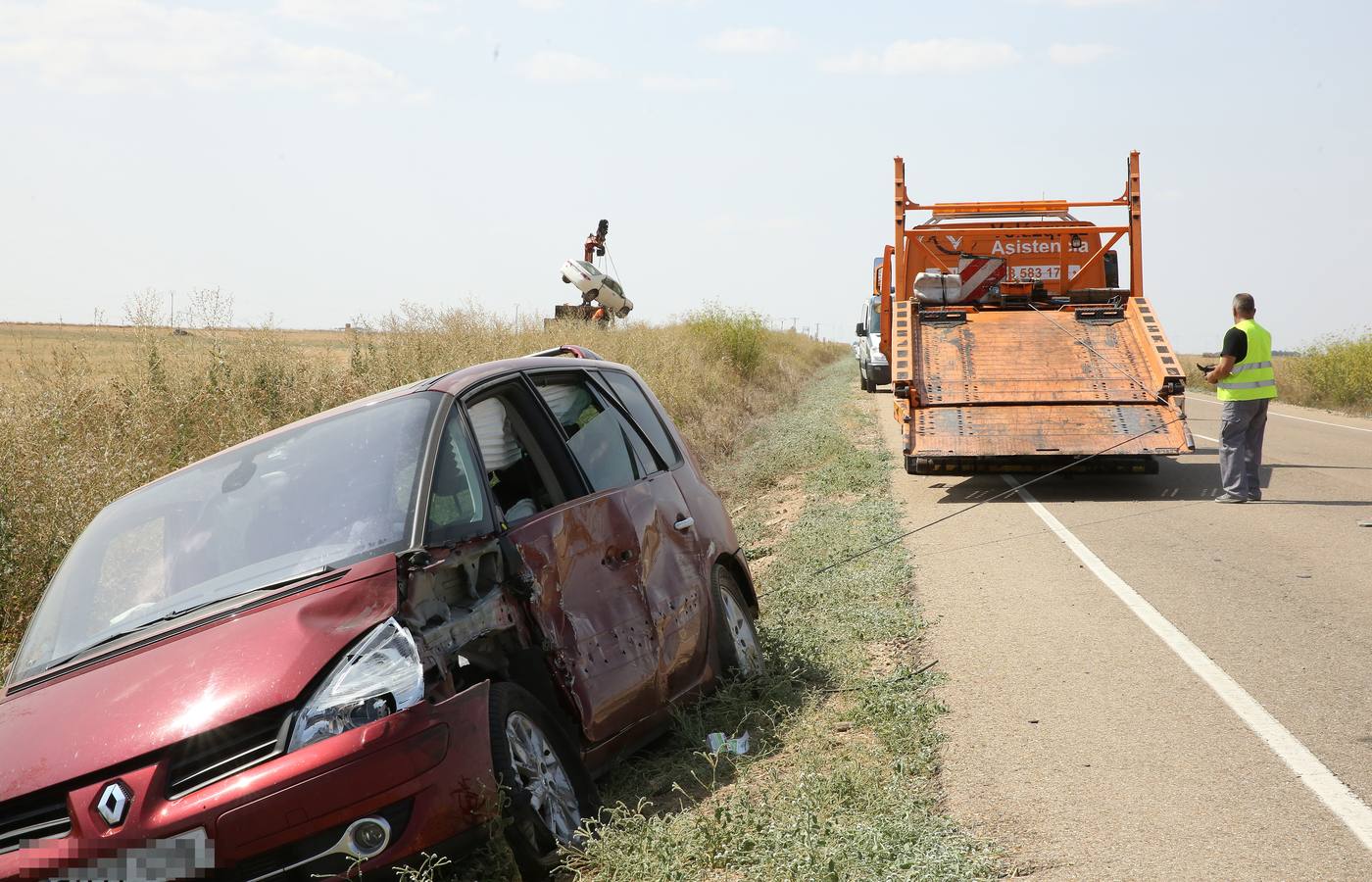 Tres vehículos se han visto implicados en el accidente, dos de ellos han acabado en una tierra colindante mientras que el tercero se encontraba en la cuneta