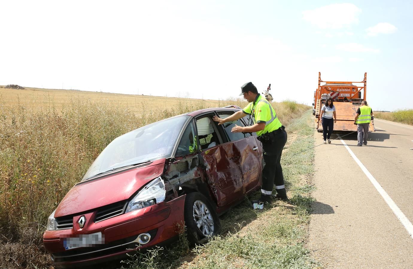 Tres vehículos se han visto implicados en el accidente, dos de ellos han acabado en una tierra colindante mientras que el tercero se encontraba en la cuneta