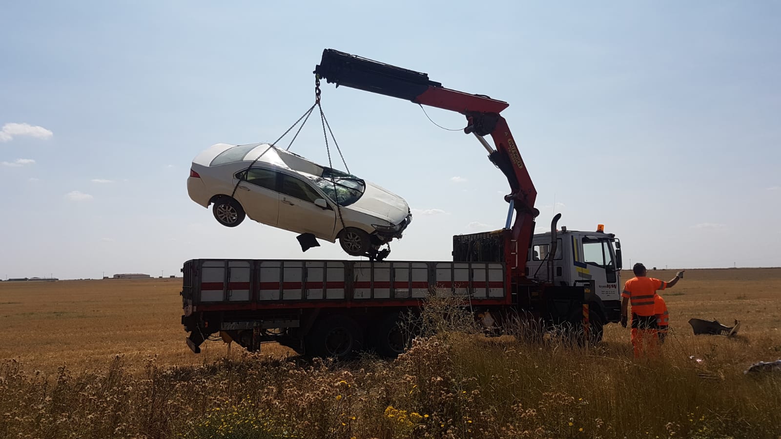 Tres vehículos se han visto implicados en el accidente, dos de ellos han acabado en una tierra colindante mientras que el tercero se encontraba en la cuneta