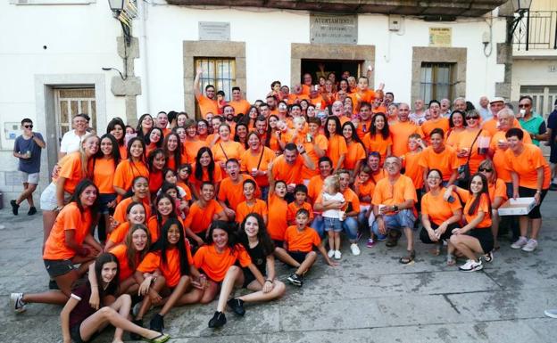 Participantes en la tarde de ayer en la inauguración de las fiestas patronales de El Cerro. 