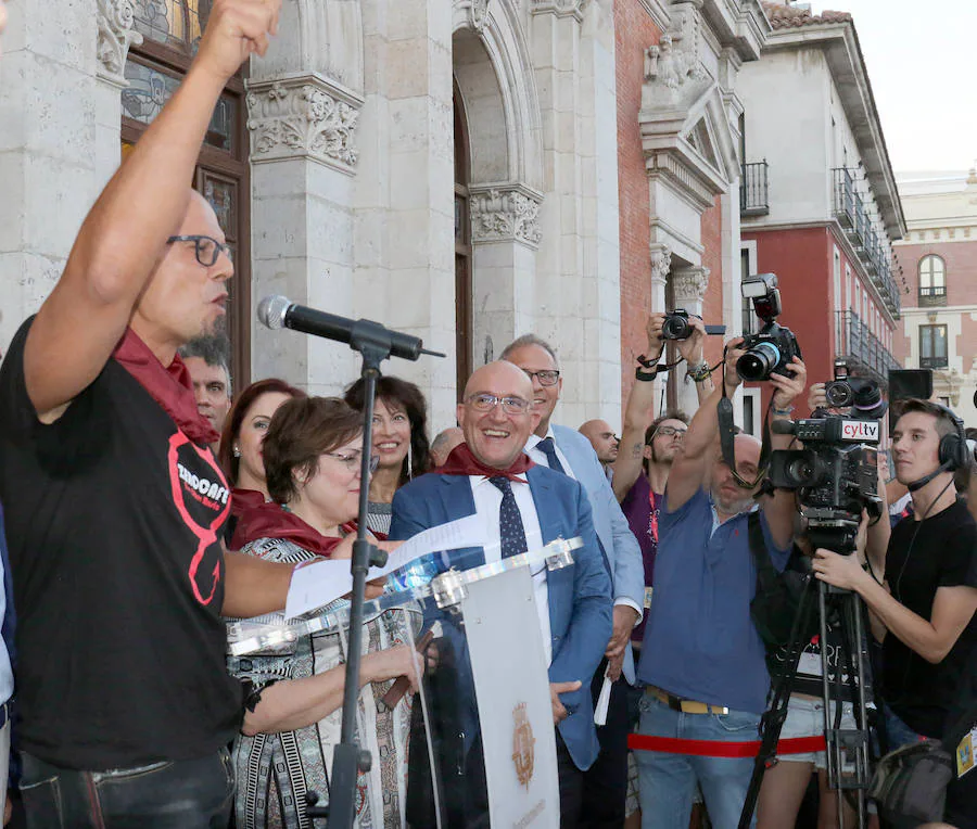 El escritor da el pistoletazo de salida a las fiestas de Valladolid con un emotivo discurso en el que presume de ciudad.