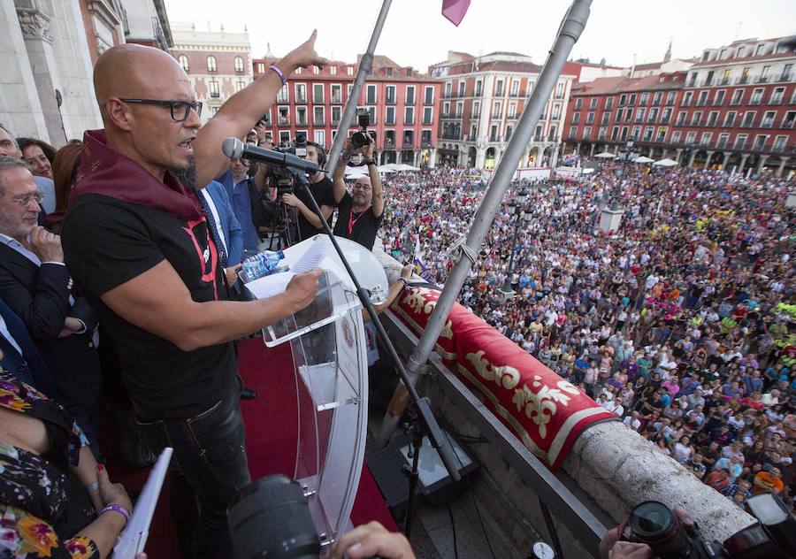 El escritor da el pistoletazo de salida a las fiestas de Valladolid con un emotivo discurso en el que presume de ciudad.