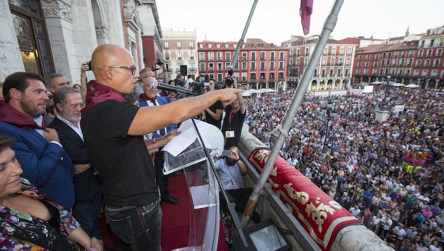 El escritor da el pistoletazo de salida a las fiestas de Valladolid con un emotivo discurso en el que presume de ciudad.