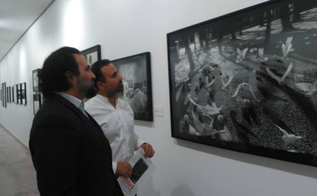 Aram y Araash Attar, hijos del fotógrafo, ante una de las obras de Abbas, en el Patio Herreriano, 