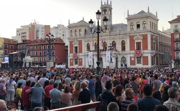 La Plaza Mayor de Valladolid, abarrotada para escuchar el pregón de oficializa el inicio de las Ferias y Fiestas de la Virgen de San Lorenzo. 