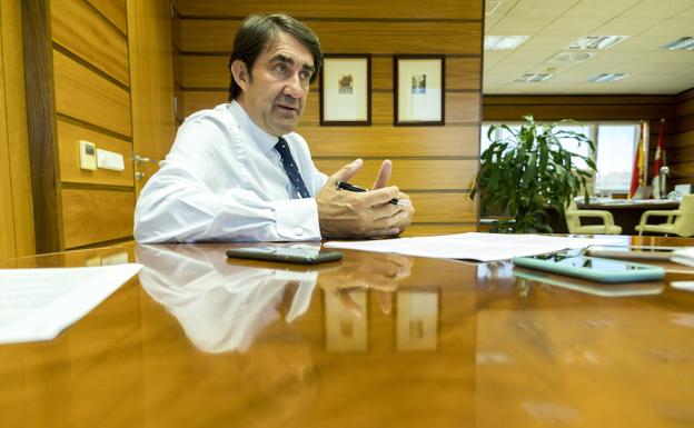 El consejero Suárez-Quiñones, en su despacho. 