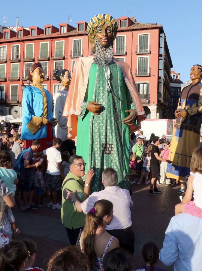 Fotos: Los más pequeños se divierten con los Gigantes y Cabezudos en Valladolid