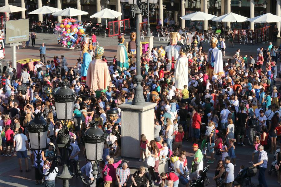 Fotos: Los más pequeños se divierten con los Gigantes y Cabezudos en Valladolid