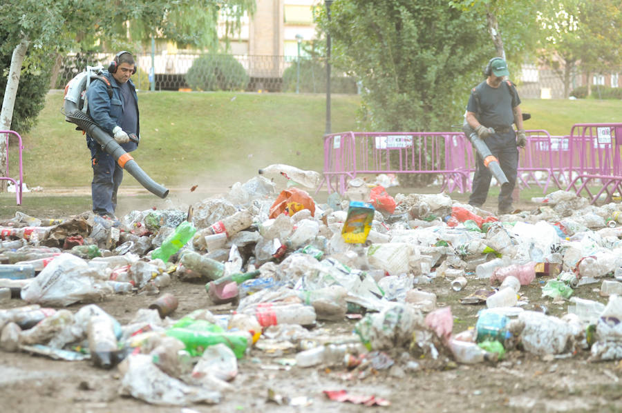 Fotos: Limpieza de Las Moreras tras la primera noche de fiestas