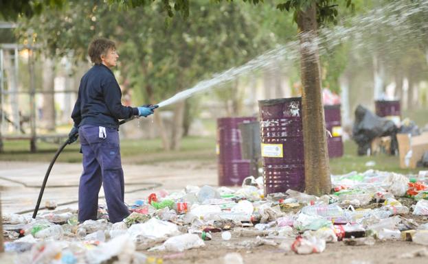 Botellas tiradas junto a los contenedores en Las Moreras. 