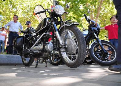 Imagen secundaria 1 - La diversidad, tanto de épocas como de tipo de vehículos, es uno de los grandes atractivos de Valladolid Motor Vintage, donde todo lo que rueda con un motor (coches, motos, camiones, tractores. 
