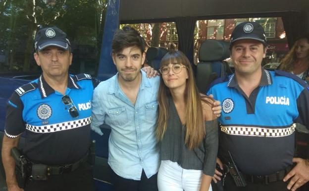 Aitana y Roi posan con dos agentes de la Policía de Valladolid. 