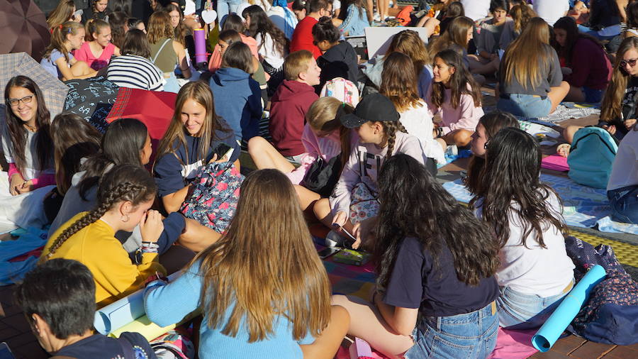 Fotos: Un grupo de fans espera durante horas en la Plaza Mayor el concierto de OT de fiestas de Valladolid