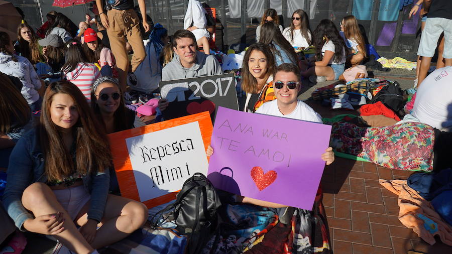 Fotos: Un grupo de fans espera durante horas en la Plaza Mayor el concierto de OT de fiestas de Valladolid