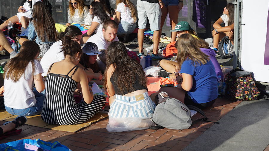 Fotos: Un grupo de fans espera durante horas en la Plaza Mayor el concierto de OT de fiestas de Valladolid