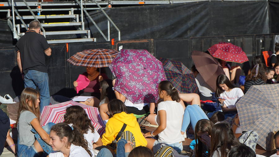 Fotos: Un grupo de fans espera durante horas en la Plaza Mayor el concierto de OT de fiestas de Valladolid