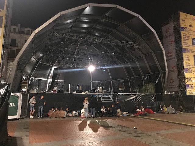 Fotos: Un grupo de fans espera durante horas en la Plaza Mayor el concierto de OT de fiestas de Valladolid